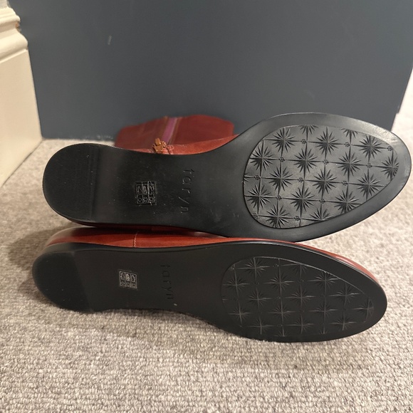 NWT 👢TARYN WOMENS HELIUM TALL BOOT IN BRANDY COLOR SIZE 9.5 WITH SIDE ZIPPERS - Picture 4 of 16